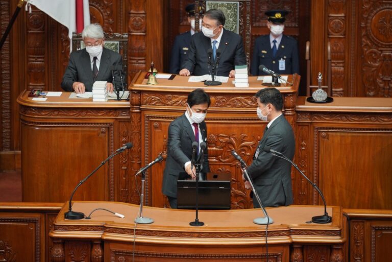 【本会議】第205回臨時国会が開会、首班指名選挙では玉木雄一郎代表に投票