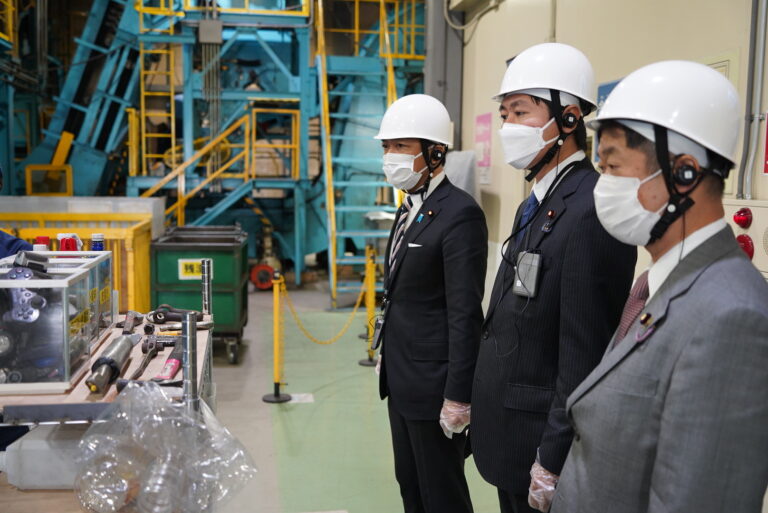 玉木代表・鈴木議員・竹詰議員が飲料空容器再資源化工場を視察