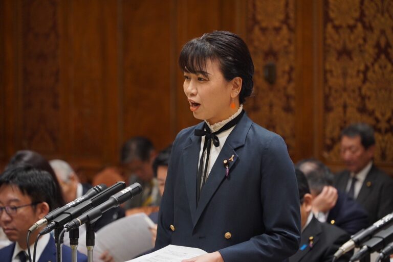 【参予算委】伊藤孝恵議員が子育て支援策などについて質疑